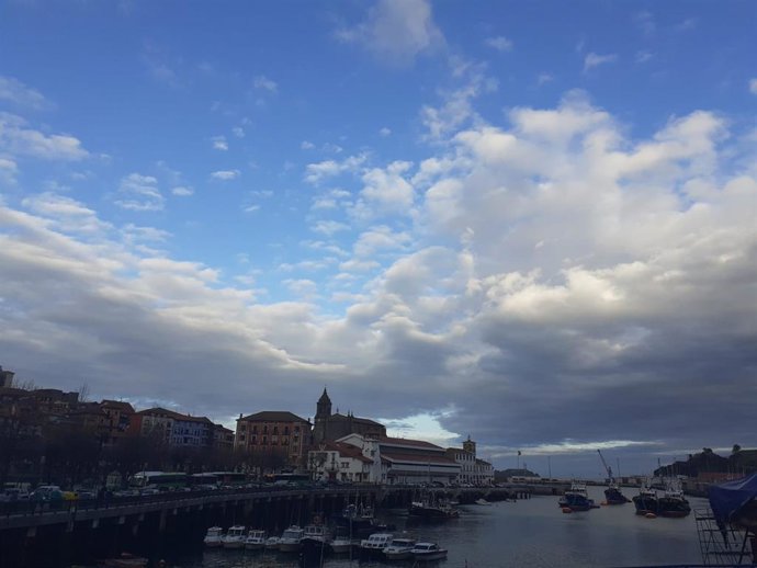 Archivo - Cielos con abundante nubosidad en Euskadi (archivo).