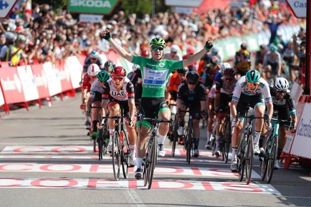 El ciclista neerlandés Fabio Jakobsen (Deceuninck-Quick Step) gana la etapa 16 de La Vuelta 2021, disputada entre Laredo y Santa Cruz de Bezana sobre 180 kilómetros, su tercer triunfo parcial en esta edición de la ronda española