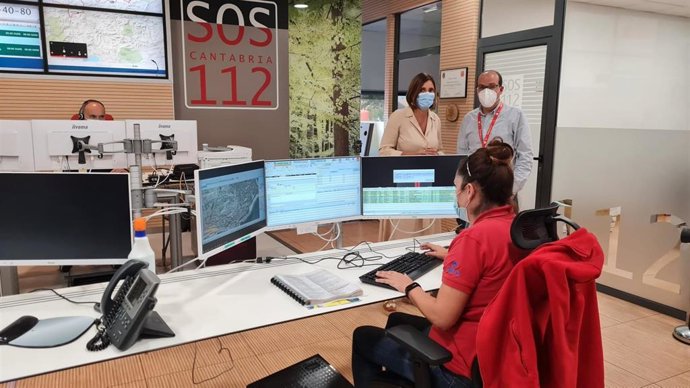 La consejera Paula Fernández visita el 112.