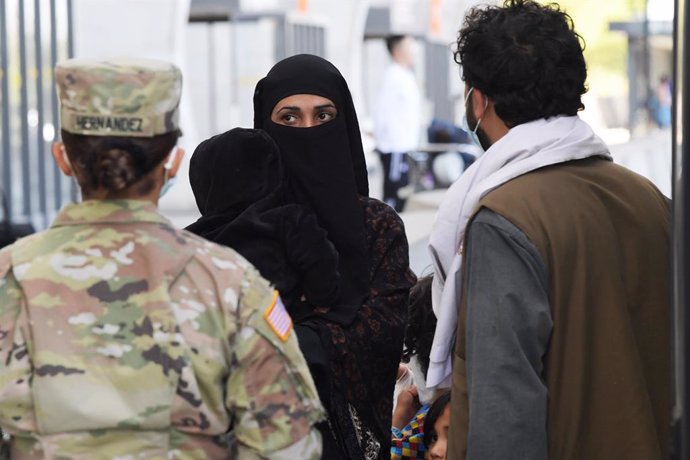 30 August 2021, US, Virginia: Afghan refugees arrive at Dulles International Airport from Kabul a day before deadline for evacuees to flee Afghanistan. Photo: Lenin Nolly/ZUMA Press Wire/dpa