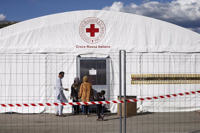 30 August 2021, Italy, Avezzano: People enter a tent at the Red Cross refugee camp. The CRI operations center in Avezzano welcomes 1320 Afghan refugees 224 families with the support of the army and civil protection. Photo: Cecilia Fabiano/LaPresse via Z