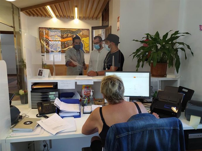 Los concejales de AER, Roberto Villar, Daniel Boullosa y Manuel Vila, entregan en el registro municipal la renuncia a sus competencias en el gobierno de Redondela, que abandonan para pasar a la oposición.