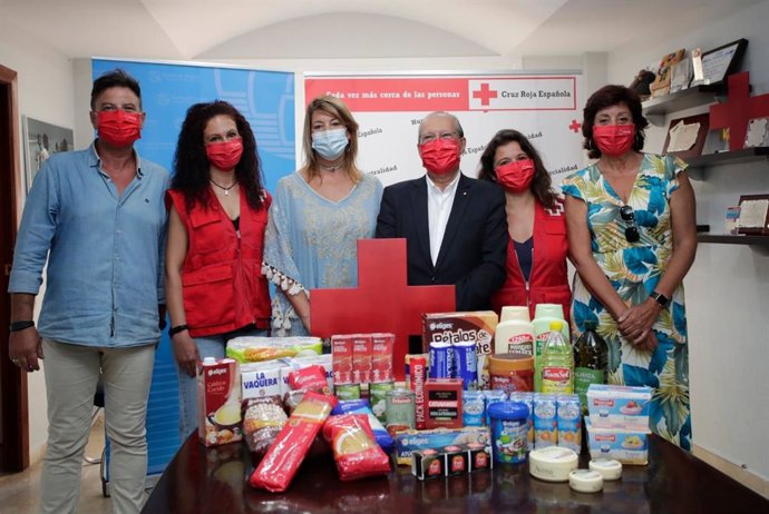 El Puerto de Huelva entrega ayudas a Cruz Roja para cubrir las necesidades de alimentación de al menos 50 familias de la capital en situación de extrema vulnerabilidad.