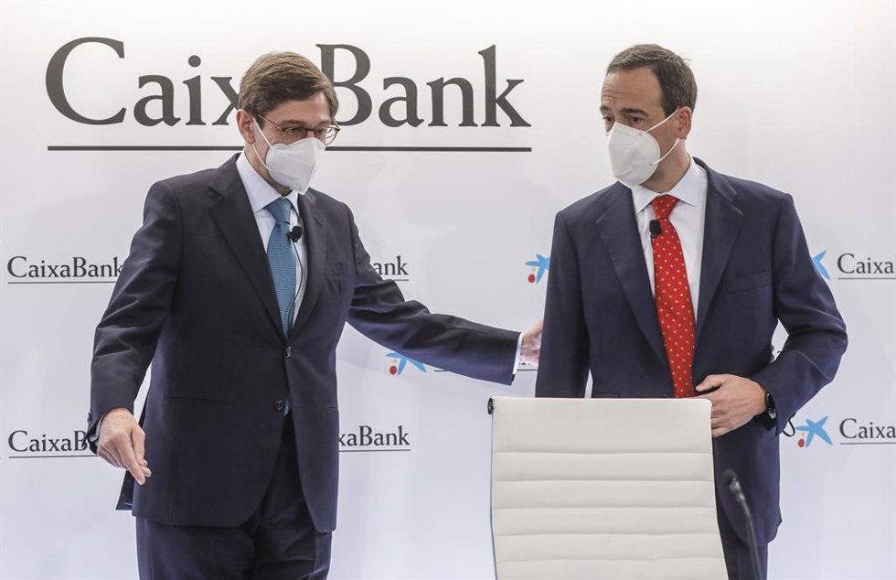 Archivo - El presidente de CaixaBank, José Ignacio Goirigolzarri (i), y el consejero delegado de la entidad, Gonzalo Gortázar, a su llegada a una rueda de prensa en la Sede social de CaixaBank a 26 de marzo de 2021