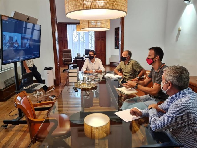 El conseller Iago Negueruela, reunido con el secretario general de CAEB, Sergio Bertrán, y el presidente de Pimeb, Jordi Mora.