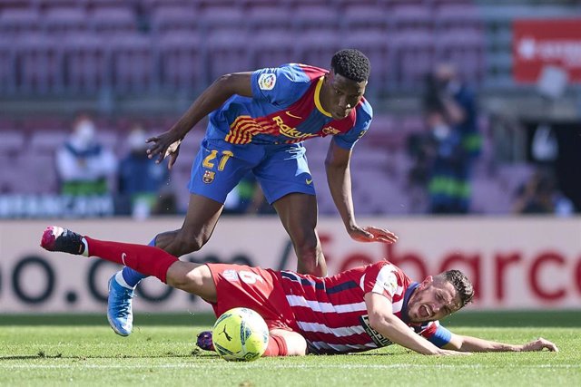 Archivo - 08 May 2021, Spain, Barcelona: Barcelona's Ilaix Moriba (L) and  Atletico Madrid's Koke battle for the ball during the Spanish Primera Division soccer match between Barcelona and Atletico Madrid at the Camp Nou.