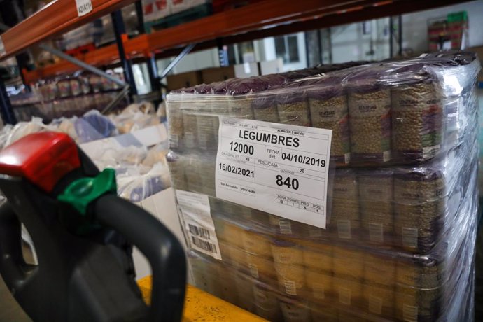 Archivo - Bolsas de legumbres procedentes de la recogida de alimentos en el almacén del Banco de Alimentos de Madrid, en el Colegio San Fernando ALMAC, en Madrid (España), a 24 de noviembre de 2019.
