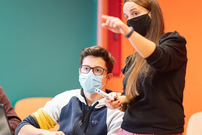 Foto recurso de EduCaixa Profesora y alumno. Programa Liderazgo para el Aprendizaje en su segunda edición