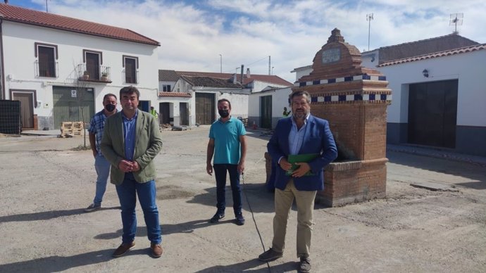 El delegado de Regeneración, Justicia y Administración Local en Huelva, Alfredo Martín, en su visita a Santa Olalla del Cala (Huelva).