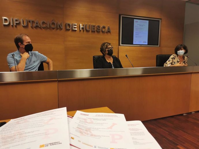 El director de la Sede Pirineos de la Universidad Internacional Menéndez Pelayo, Alfredo Serreta, la vicepresidenta de la DPH, Elisa Sancho, y la coordinadora de uno de los cursos, Carmen Lumbierres.