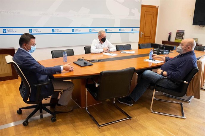 El Conselleiro Do Medio Rural, José González, Con El Secretario De Unións Agrarias, Roberto García