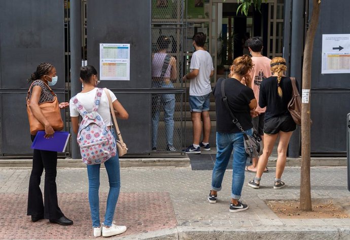 Archivo - Accesos a un instituo públco de Andalucía