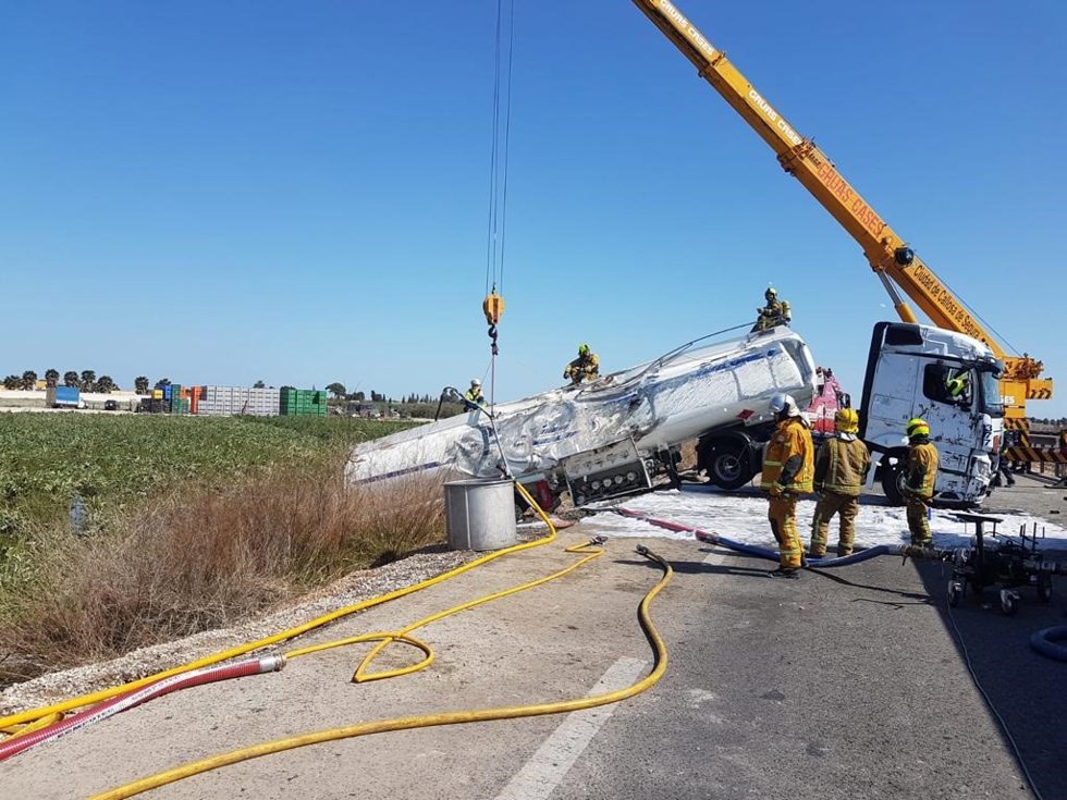 Archivo - Imagen de archivo de un camión accidentado