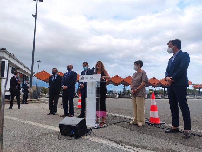 La ministra de Transportes, Movilidad y Agenda Urbana, Raquel Sánchez, ante el peaje de AP-7 en La Roca del Valls (Barcelona)