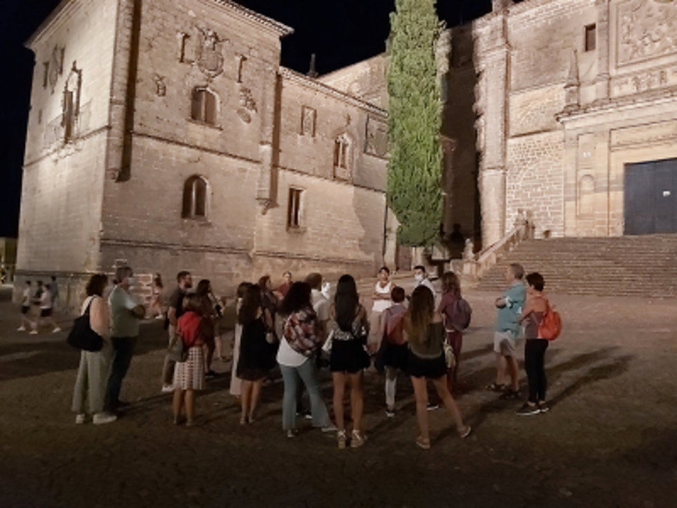 Profesores y alumnos durante una visita guiada organizada por la UNIA en Baeza.