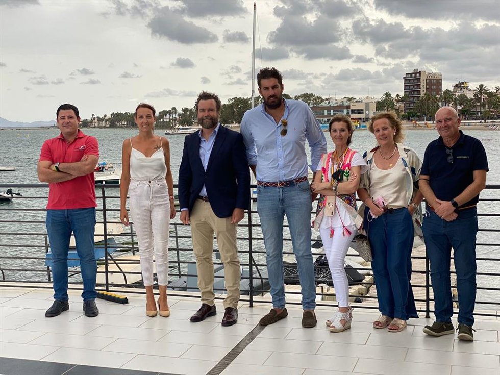El portavoz de Vox en el Congreso de los Diputados, Iván Espinosa de los Monteros, junto a miembros de su partido