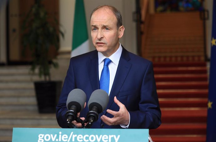 Archivo - HANDOUT - 28 May 2021, Ireland, Dublin: A handout picture shows Irish Prime Minister Micheal Martin addressing the nation at Government Buildings, to confirm the widespread reopening of the country over the summer. Photo: Julien Behal/PA Media