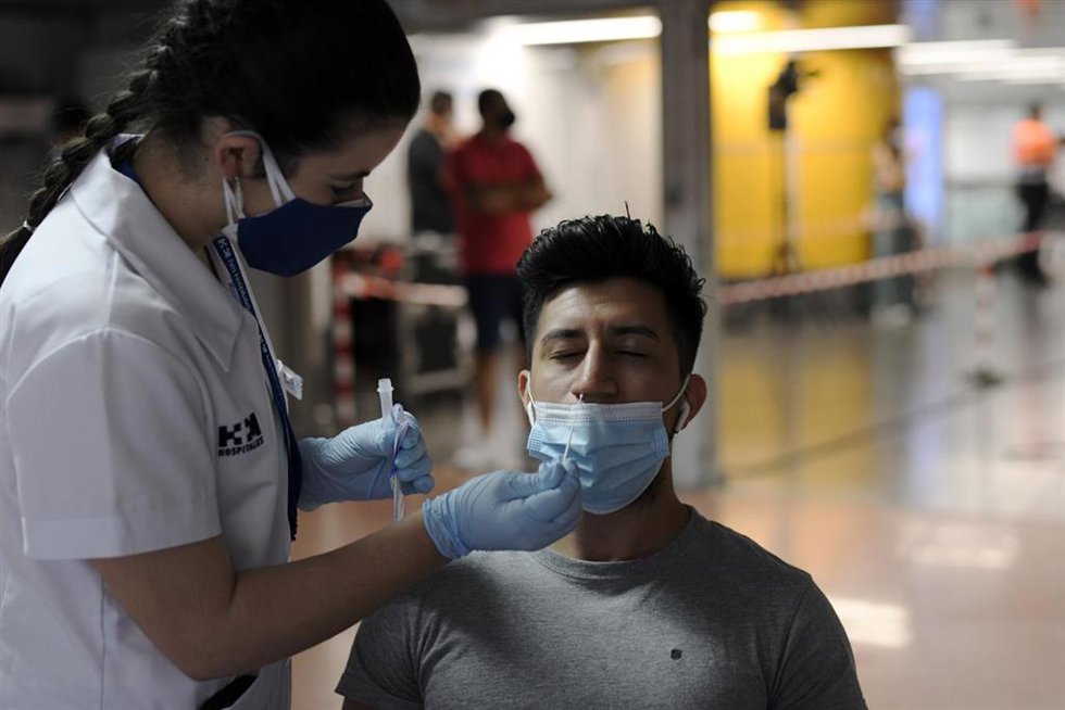 Archivo - Una sanitaria realiza un test de antígenos a un hombre, en un dispositivo de realización de test de antígenos en el intercambiador de Plaza de Castilla, a 2 de julio de 2021, en Madrid (España). La Comunidad de Madrid puso en marcha, el pasado