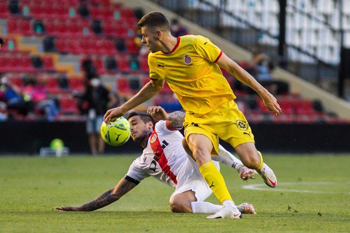 Archivo - Oscar Trejo of Rayo Vallecano and Gerard Gumbau of Girona FC in action during the Liga SmartBank playoff football match played between Rayo Vallecano and Girona FC at Estadio de Vallecas on Jun 13, 2021 in Madrid, Spain.