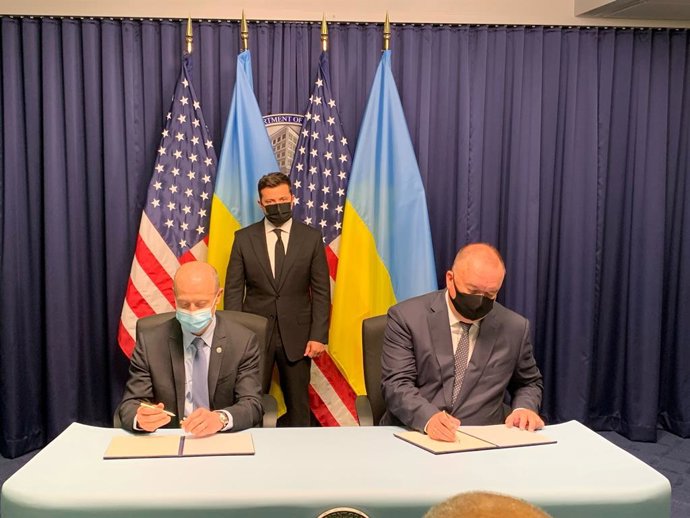 Pictured from left: Patrick Fragman, Westinghouse President and Chief Executive Officer, Ukraine President Volodymyr Zelensky, and Petro Kotin, Acting President of NNEGC Energoatom