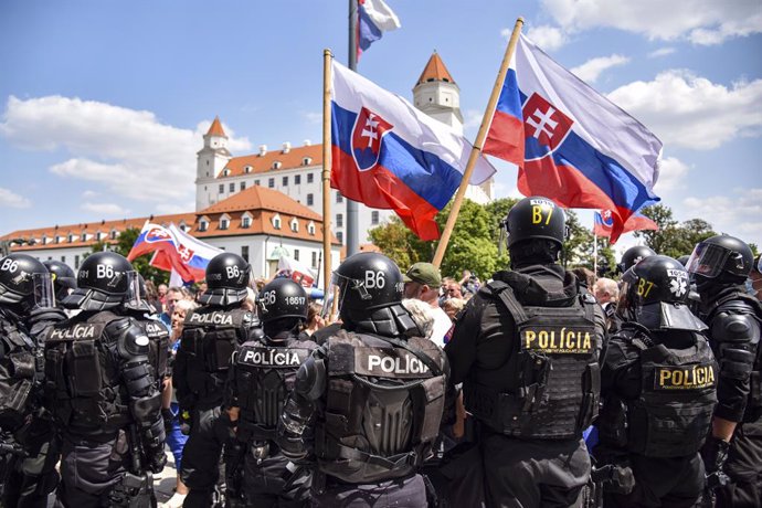 Archivo - 23 July 2021, Slovakia, Bratislava: Police stand in front of protesters who demonstrate against government coronavirus measures and the coronavirus vaccines in front of the Slovak National Council. Photo: Pavol Zachar/TASR/dpa