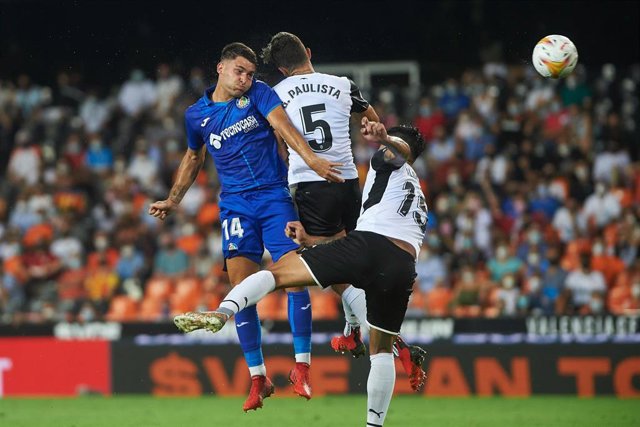 Hugo Duro salta con Gabriel Paulista en un Valencia-Getafe de esta temporada