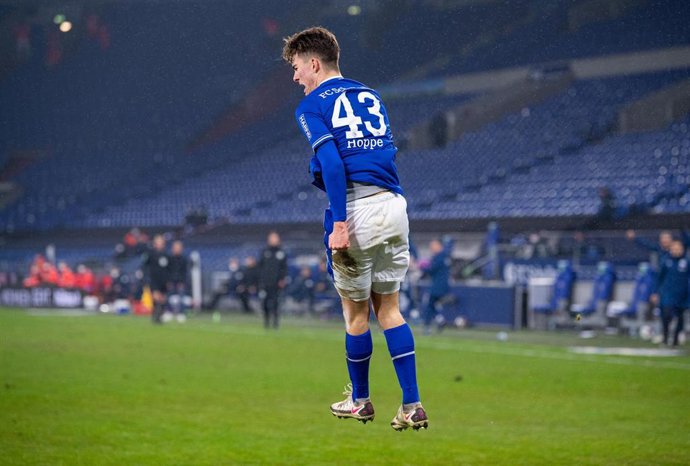 Archivo - Matthew Hoppe celebra un gol con el Schalke 04
