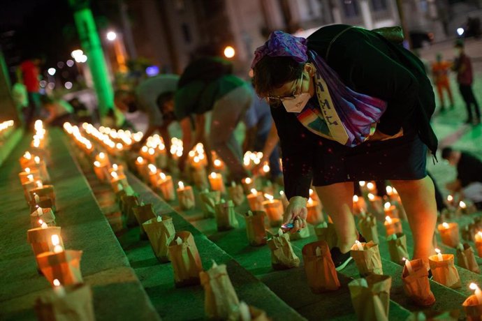 Archivo - Encendido de velas en un homenaje a los 500.000 fallecidos por coronavirus en Brasil.   
