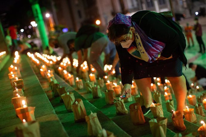 Archivo - 21 June 2021, Brazil, Rio De Janeiro: People light 500 candles in memory of the 500,000 people who have died so far in Brazil from the coronavirus (Covid-19). Photo: Fernando Souza/dpa