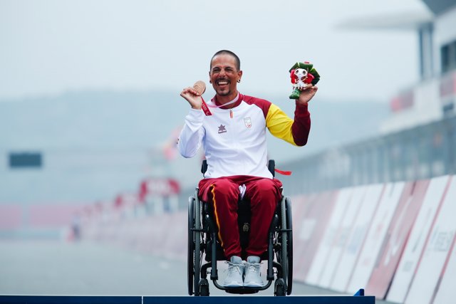 Sergio Garrote tras recibir la medalla de bronce en la prueba de línea para bicicletas de mano de las clases H1-2