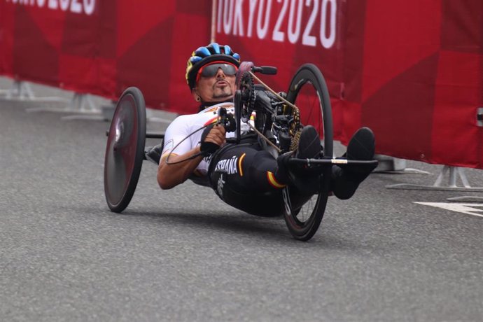 Sergio Garrote durante la prueba en línea para bicicletas de mano H1-2 de los Juegos Paralímpicos de Tokio