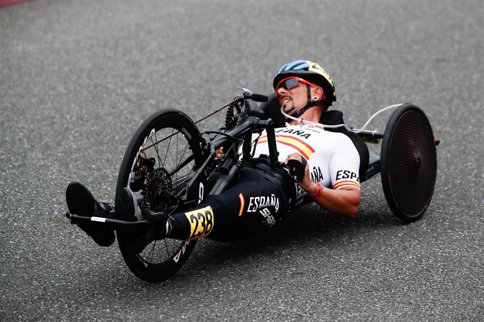 Sergio Garrote durante la prueba en línea para bicicletas de mano de las clases H1-2 de los Juegos Paralímpicos de Tokio