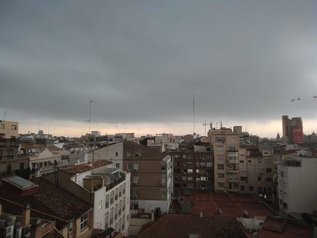Archivo - Imagen de lluvias y cielo nuboso en València.