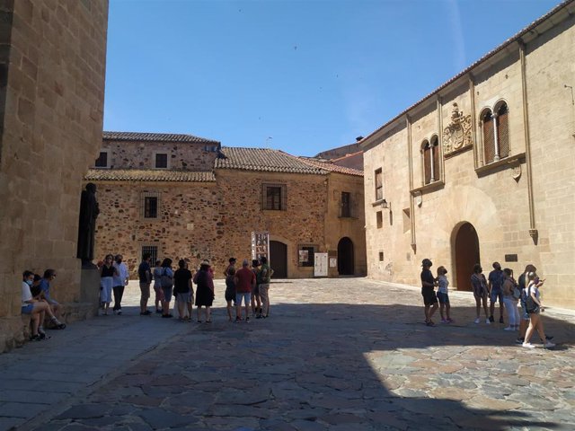 Archivo - Turistas en la parte antigua de Cáceres