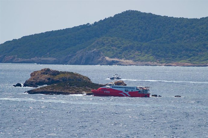 El ferry 'San Gwann' de la naviera FRS encallado en el islote norte de Es Malvins, entre Ibiza y Formentera. 