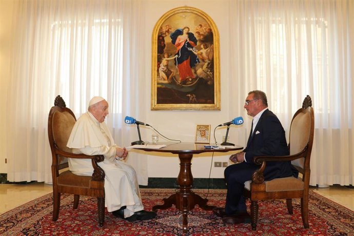 La Cadena COPE Ha Emitido Este 1 De Septiembre Una Entrevista De Carlos Herrera Al Papa Francisco Realizada En Roma, La Primera Que Concede El Pontífice A Un Medio De Comunicación Tras Su Operación De Colon El Pasado Julio.