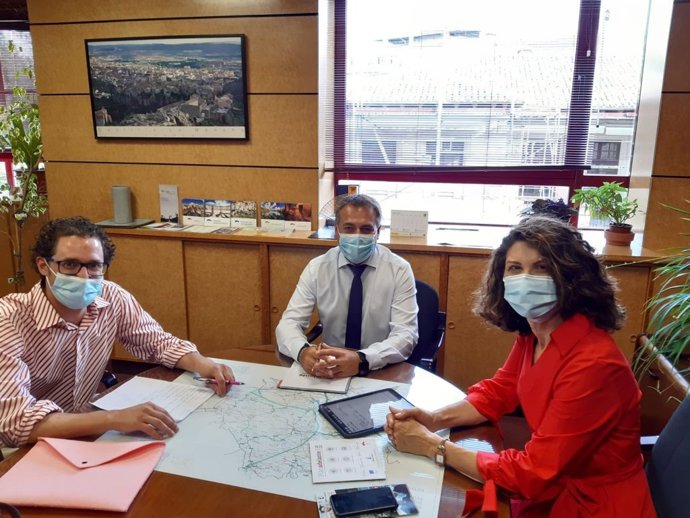 El delegado provincial de Economía, Empresas y Empleo, Óscar Javier Martínez, se reúne con el chef conquense Fran Martínez, concursante del programa Masterchef.