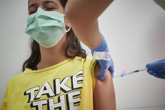 Una joven recibe la dosis de la vacuna Covid