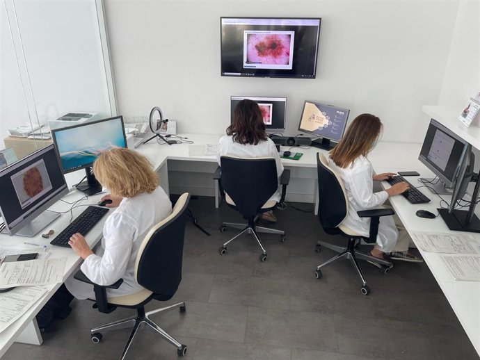 Dermatólogas resuelven una consulta por vía telemática