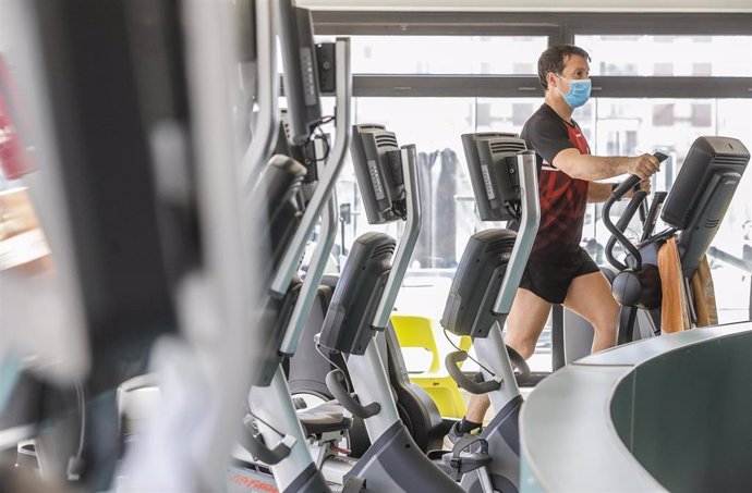 Archivo - Un hombre realiza deporte en las instalaciones de un gimnasio el día que se reabren los recintos deportivos