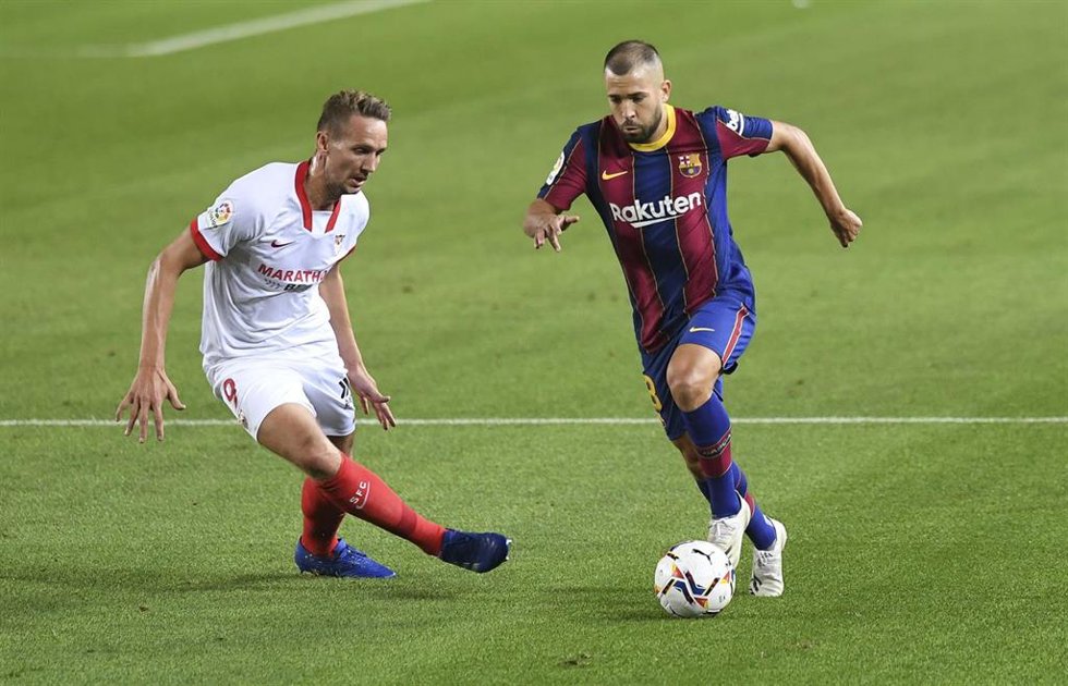 Archivo - 04 October 2020, Spain, Barcelona: Barcelona's Jordi Alba  (R) and Sevilla's Luuk de Jong battle for the ball during the Spanish Primera Division soccer match between Barcelona and Sevilla at the Camp Nou stadium. Photo: Supa/DAX via ZUMA Wire