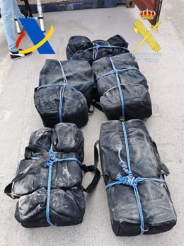 Parte de la droga intervenida que iba oculta en bolsas de deporte