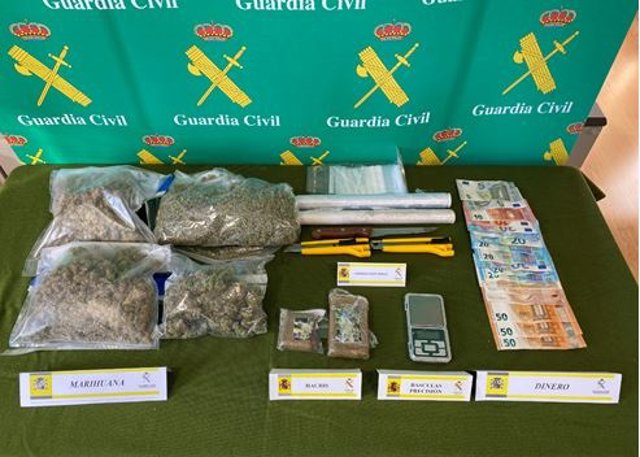 Sustancias y otros efectos intervenidos al detenido en Arroyo.