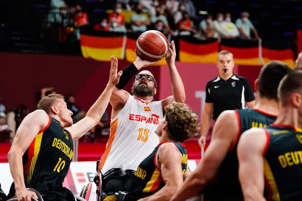 Asier García intenta lanzar a canasta en el España-Alemania de los Juegos Paralímpicos de Tokio