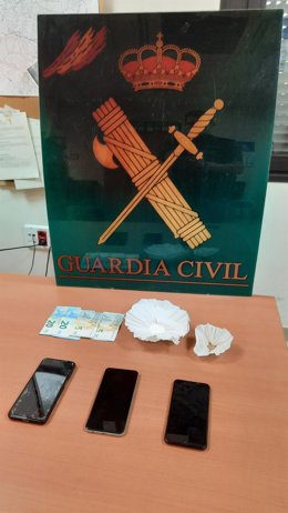 Droga y móviles intervenidos.