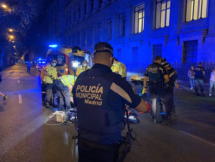 Policía Municipal de Madrid y Samur-Protección Civil atendiendo un atropello