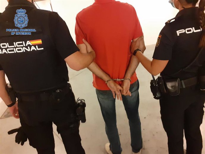 El detenido por abuso sexual en Logroño conducido por agentes de Policía Nacional