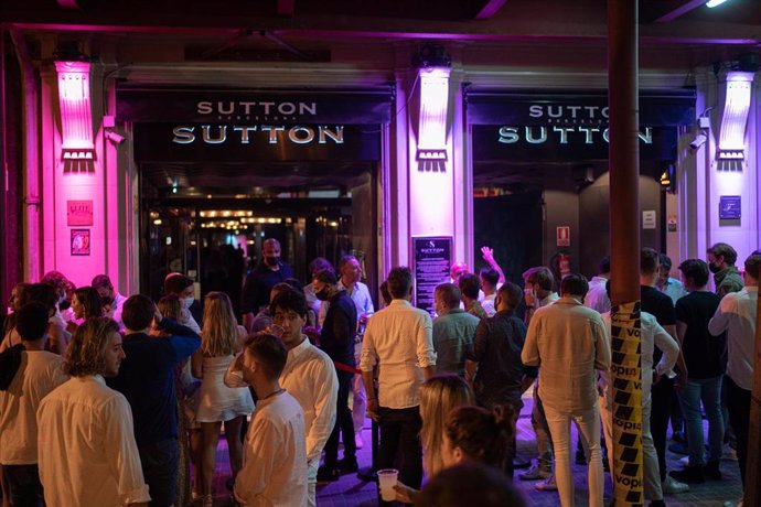 Archivo - Jóvenes esperan en la puerta de la discoteca Sutton para entrar en Barcelona