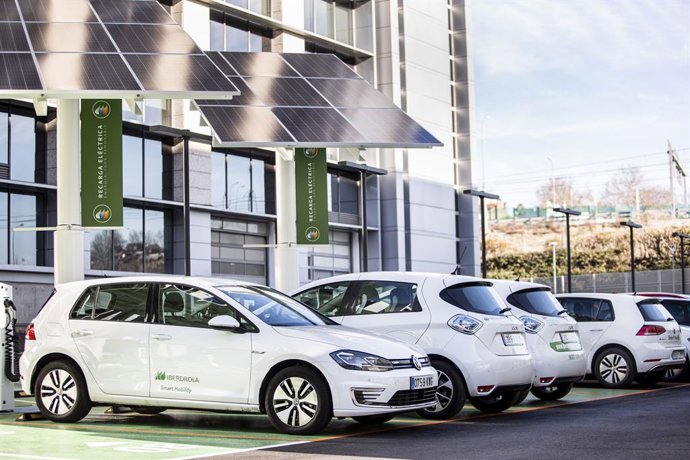 Archivo - Vehículos eléctricos en la sede de Iberdrola.