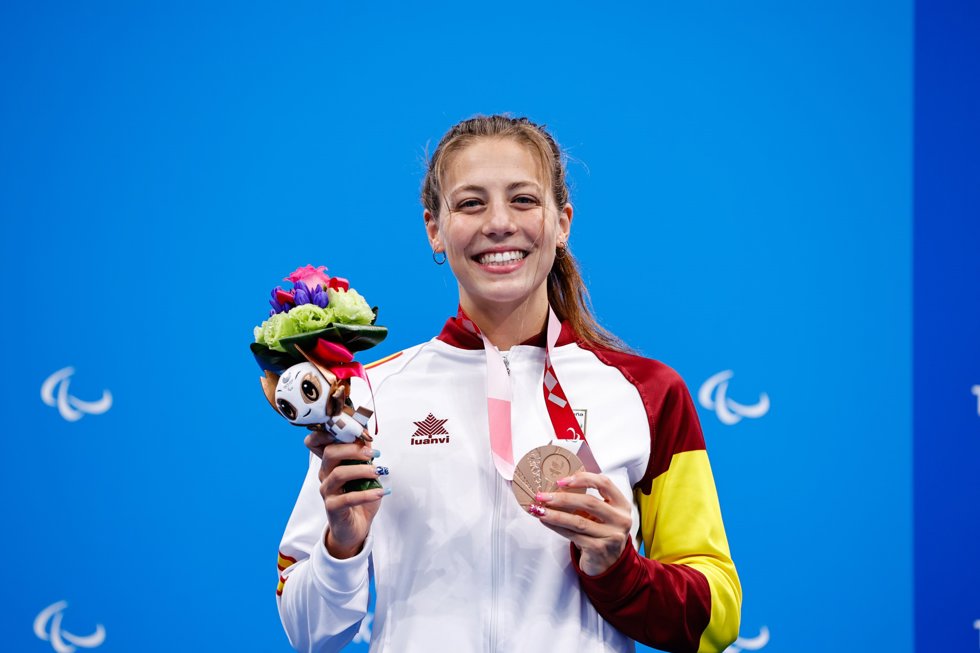 Núria Marqus con su medalla de bronce en los 200 estilos SM9 de los Juegos Paralímpicos de Tokio